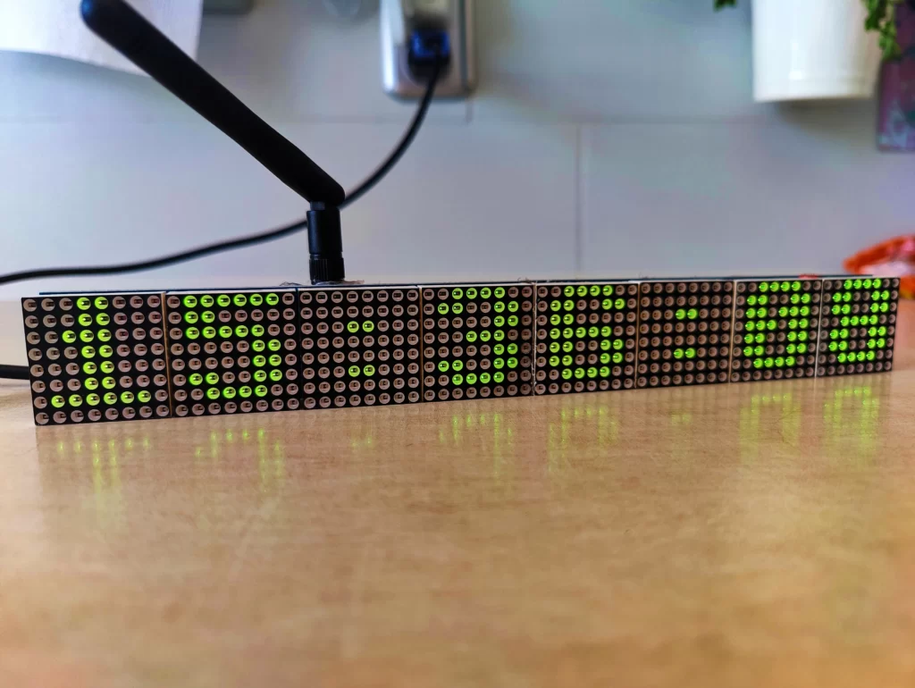 na zdjęciu widać ukończony projekt Inteligenty Zegar DIY zbudowany  na ESP32