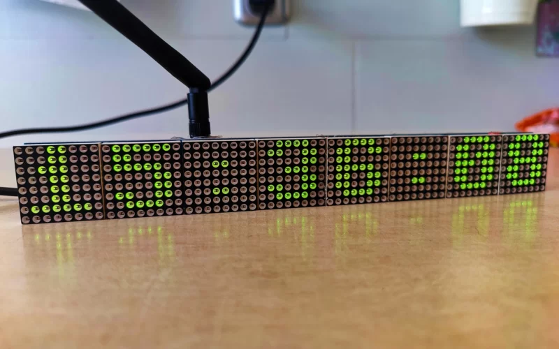 Na zdjęciu jest widoczny projekt DIY: SmartClock v2