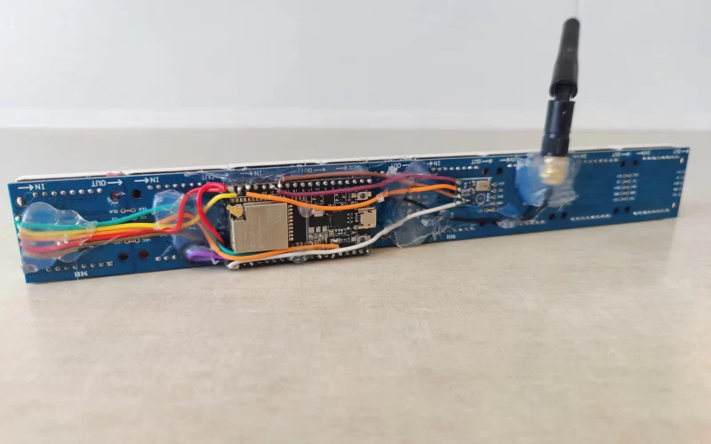 Tylna część zegara SmartClock V2, widać na niej PCB, wiele przewodów oraz komponentów i modułów